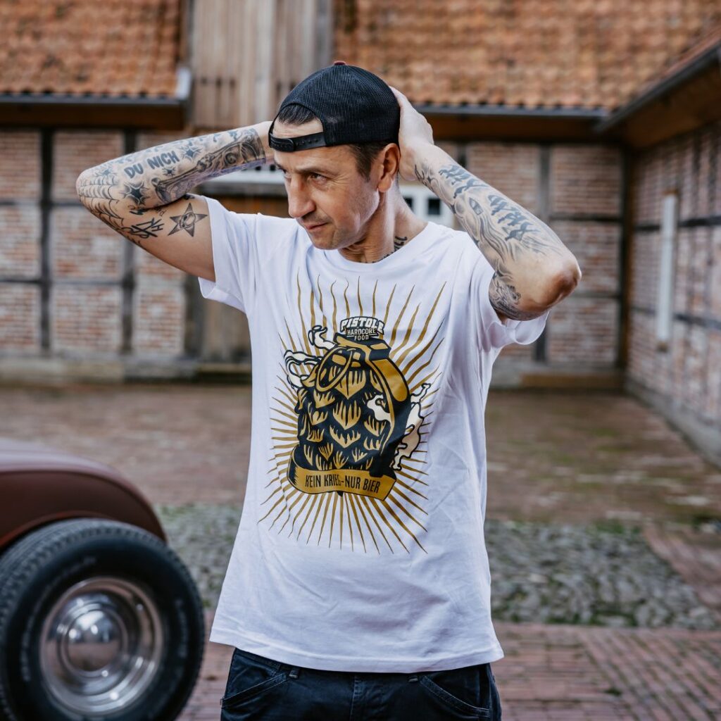 Vorderseite des Pistole Hardcore-Food Kein Krieg nur Bier Shirt