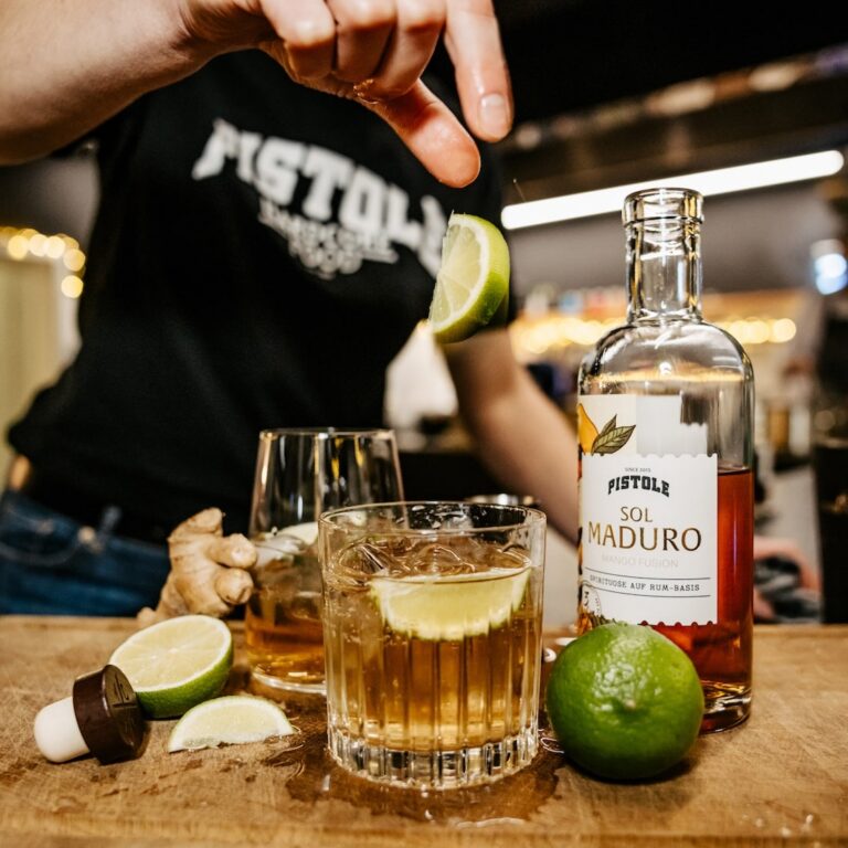 Pistole Hardcore-Food Rum-Basierte Spirituose Sol Maduro - Premium Mango Rum