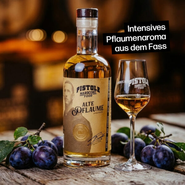 Alte Pflaume Obstler mit intensivem Pflaumenaroma aus dem Fass