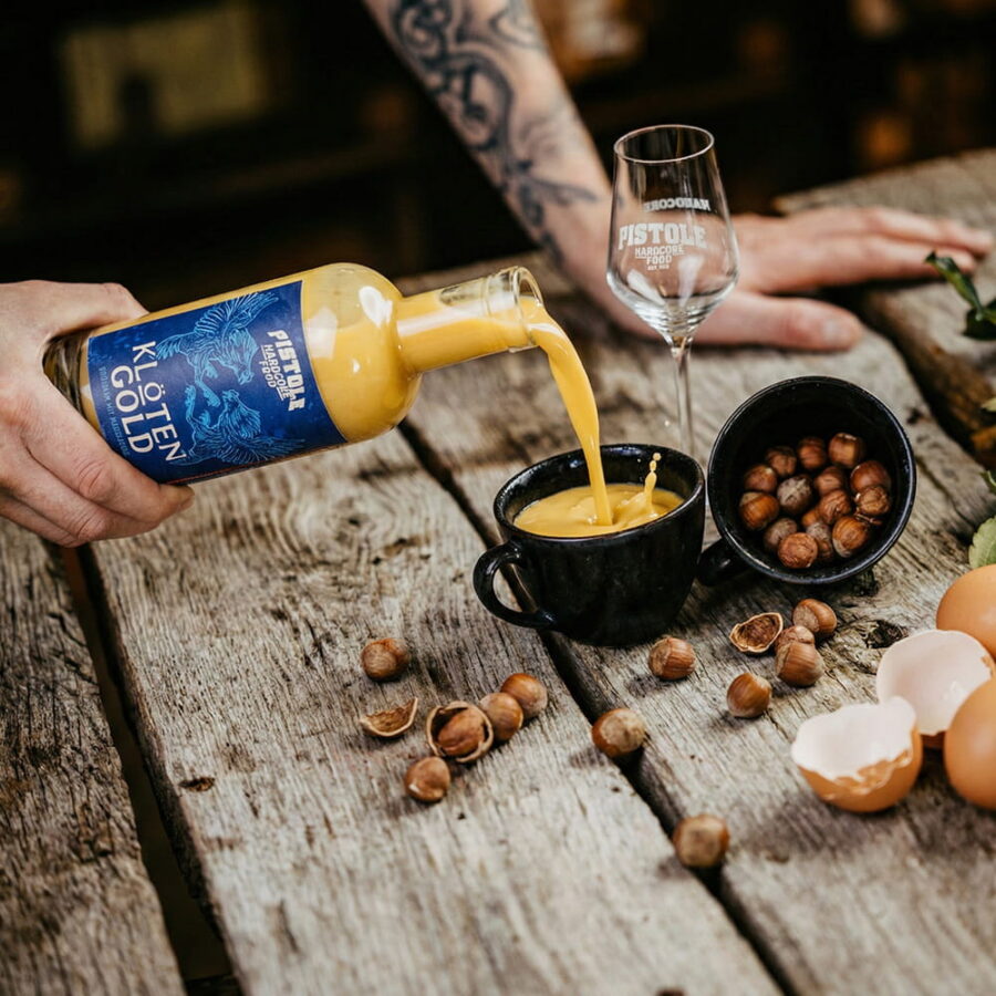 Pistole Hardcore-Food Eierlikör mit Haseluss Klötengold